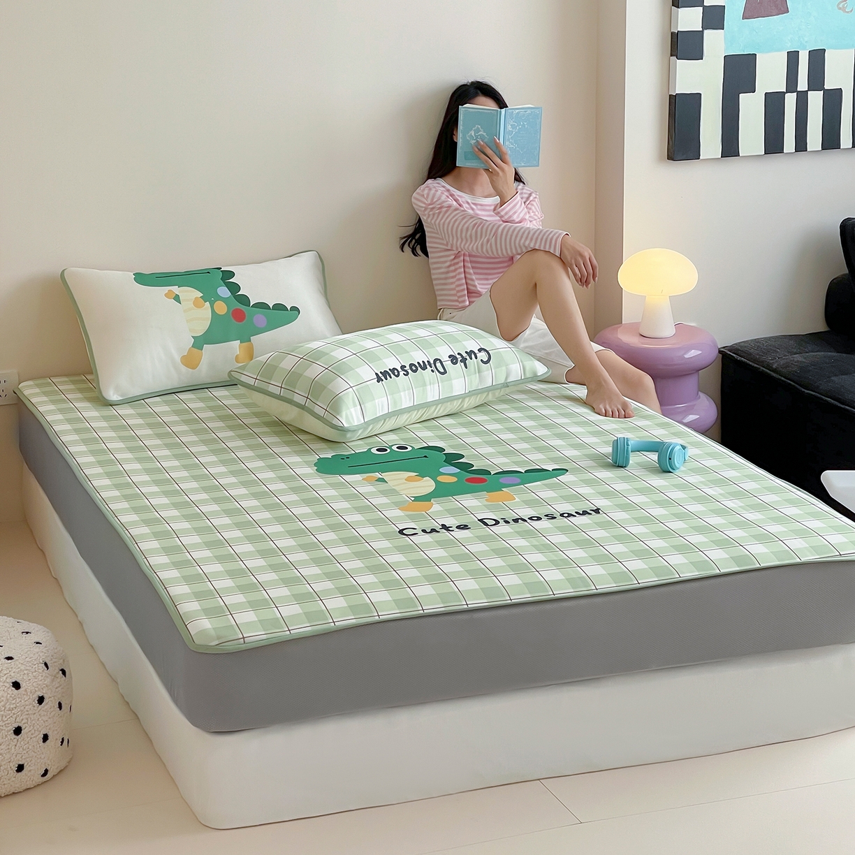 91家纺网 家纺一手货源 找家纺 桃子家居 2026新款A类ins博主卡通数码印花高级品质撞色中分子1200D冰感丝凉感席冰丝三件套平铺床笠系列 冰感席混搭-可爱恐龙