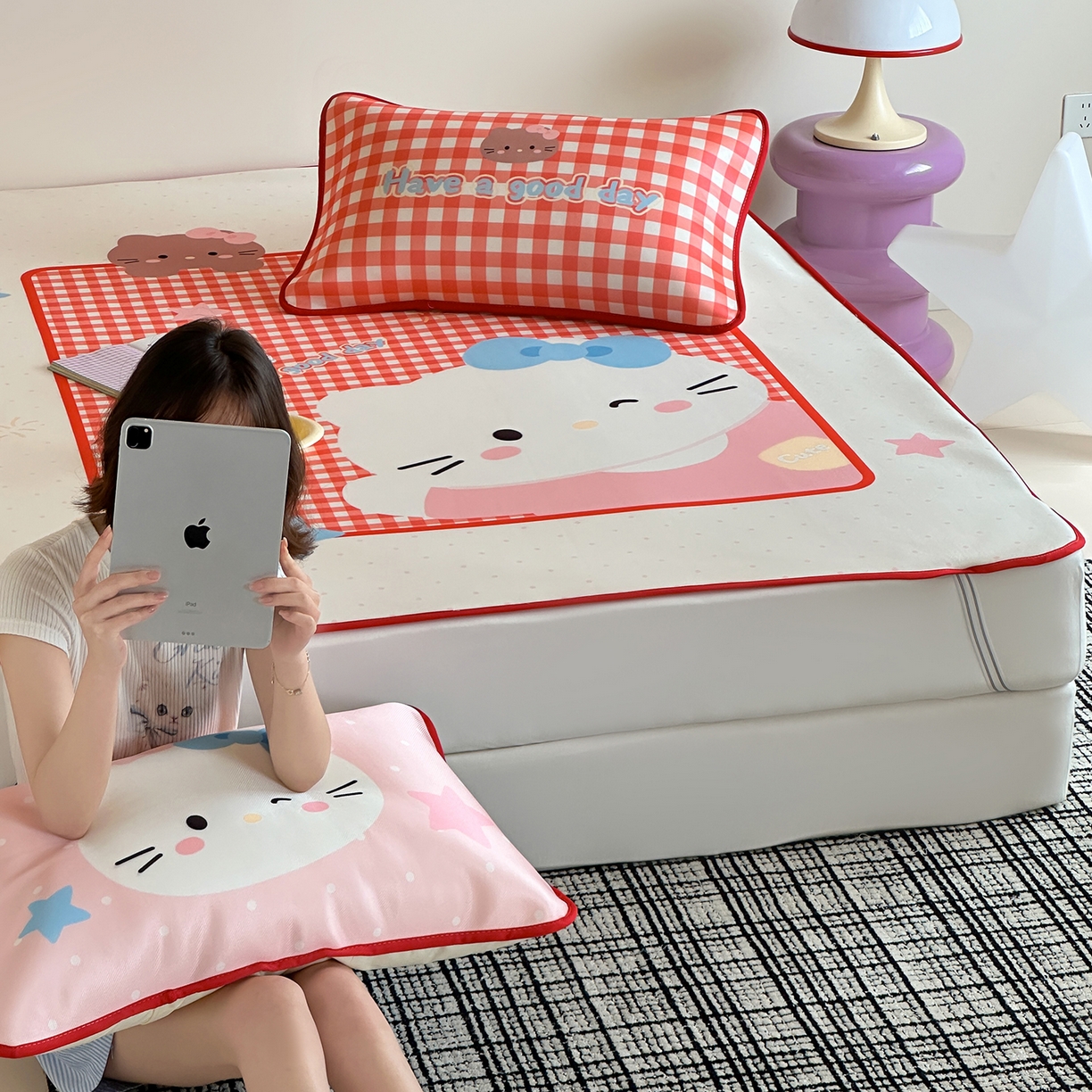 91家纺网 家纺一手货源 找家纺 桃子家居 2026新款A类ins博主卡通数码印花高级品质撞色中分子1200D冰感丝凉感席冰丝三件套平铺床笠系列 冰感席混搭-红格甜美猫