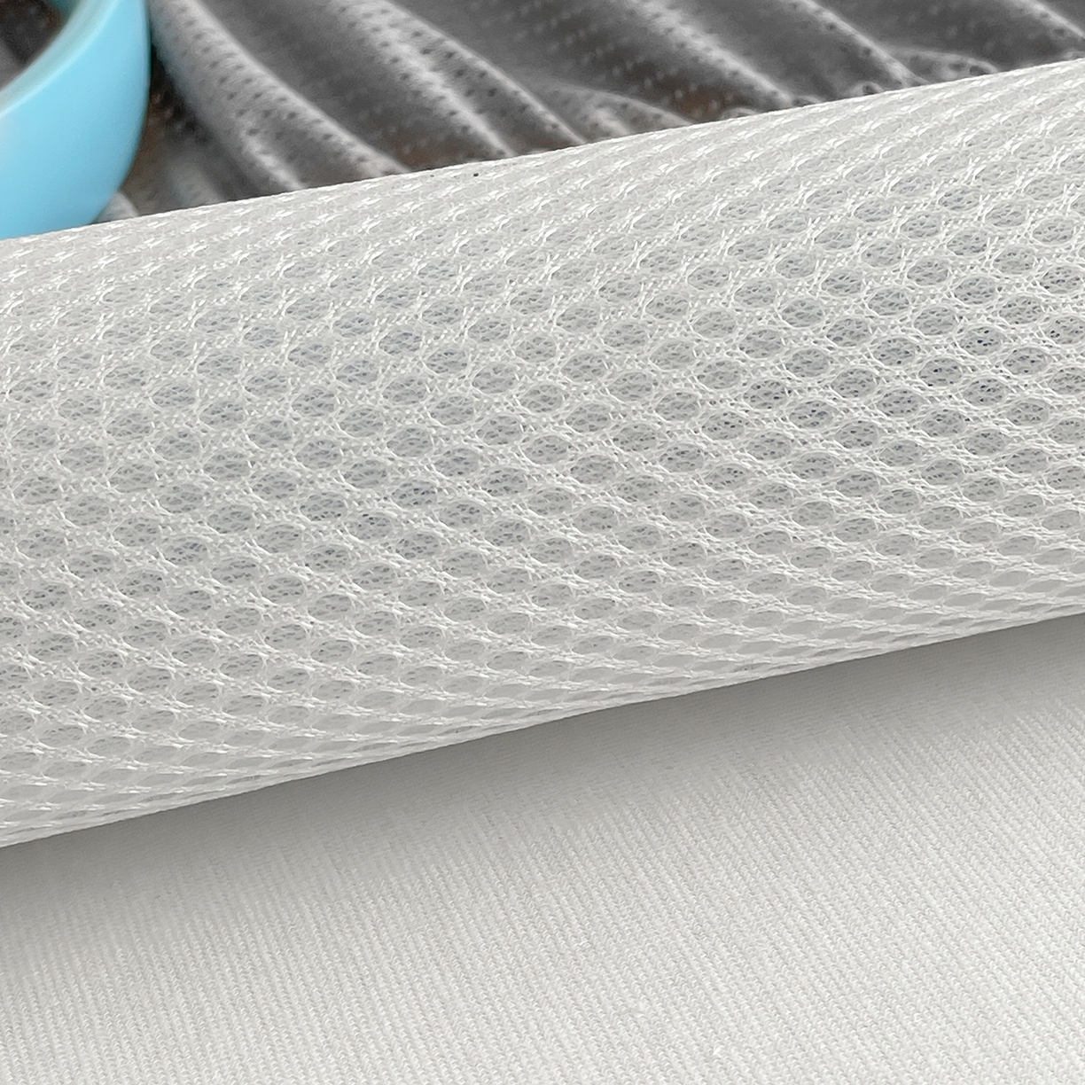 91家纺网 家纺一手货源 找家纺 桃子家居 2026新款A类ins博主卡通数码印花高级品质撞色中分子1200D冰感丝凉感席冰丝三件套平铺床笠系列 冰感席混搭-西高地