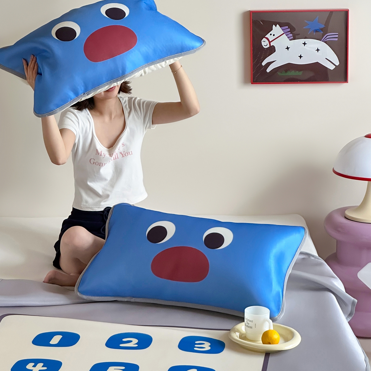 91家纺网 家纺一手货源 找家纺 桃子家居 2026新款A类ins博主卡通数码印花高级品质撞色中分子1200D冰感丝凉感席冰丝三件套平铺床笠系列 冰感席混搭-趣味电话