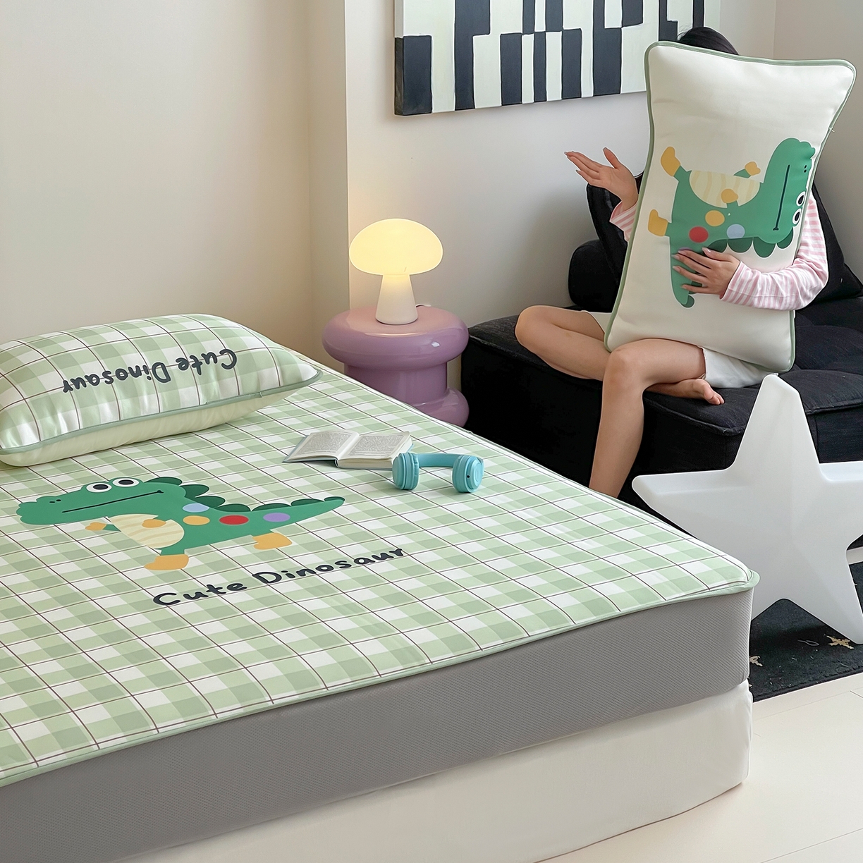 91家纺网 家纺一手货源 找家纺 桃子家居 2026新款A类ins博主卡通数码印花高级品质撞色中分子1200D冰感丝凉感席冰丝三件套平铺床笠系列 冰感席混搭-可爱恐龙