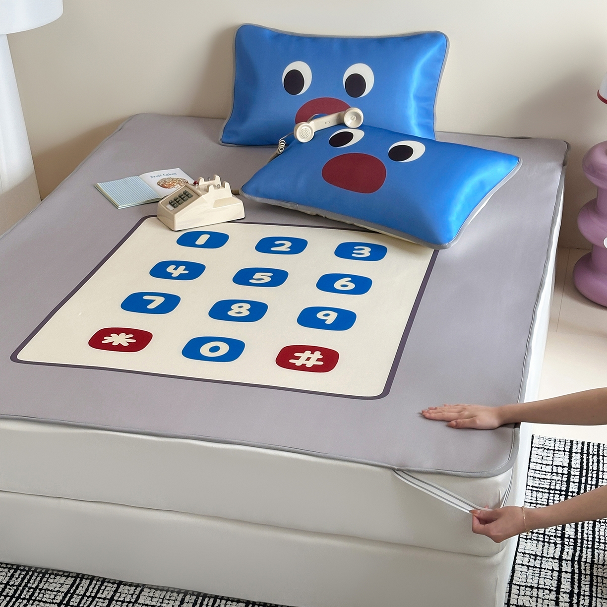 91家纺网 家纺一手货源 找家纺 桃子家居 2026新款A类ins博主卡通数码印花高级品质撞色中分子1200D冰感丝凉感席冰丝三件套平铺床笠系列 冰感席混搭-趣味电话