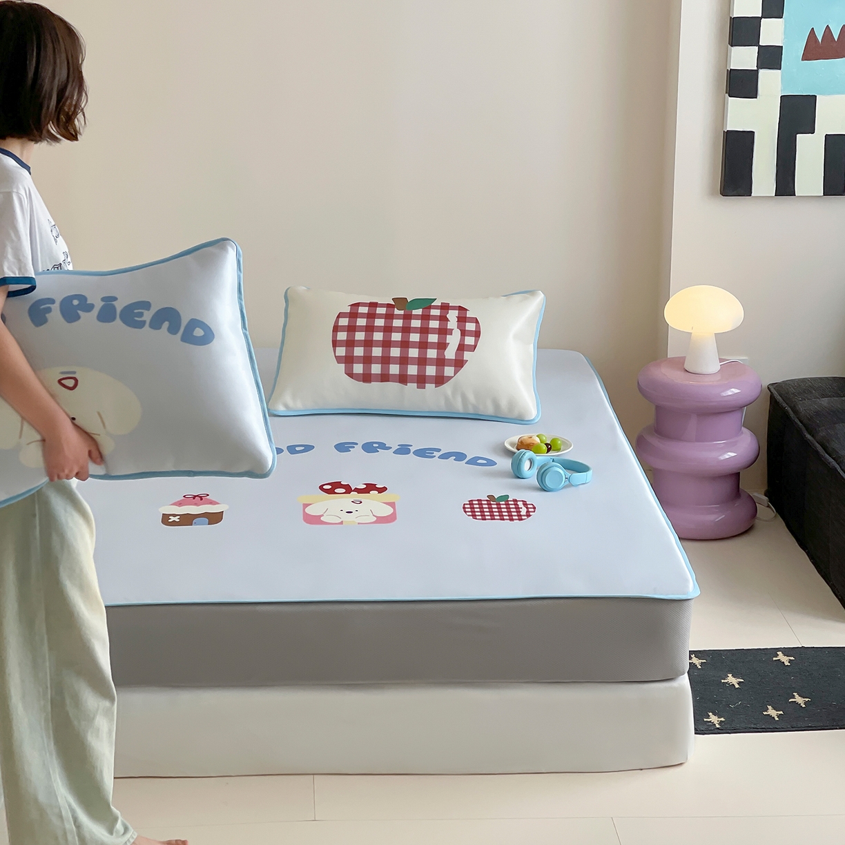 91家纺网 家纺一手货源 找家纺 桃子家居 2026新款A类ins博主卡通数码印花高级品质撞色中分子1200D冰感丝凉感席冰丝三件套平铺床笠系列 冰感席混搭-奶油苹果