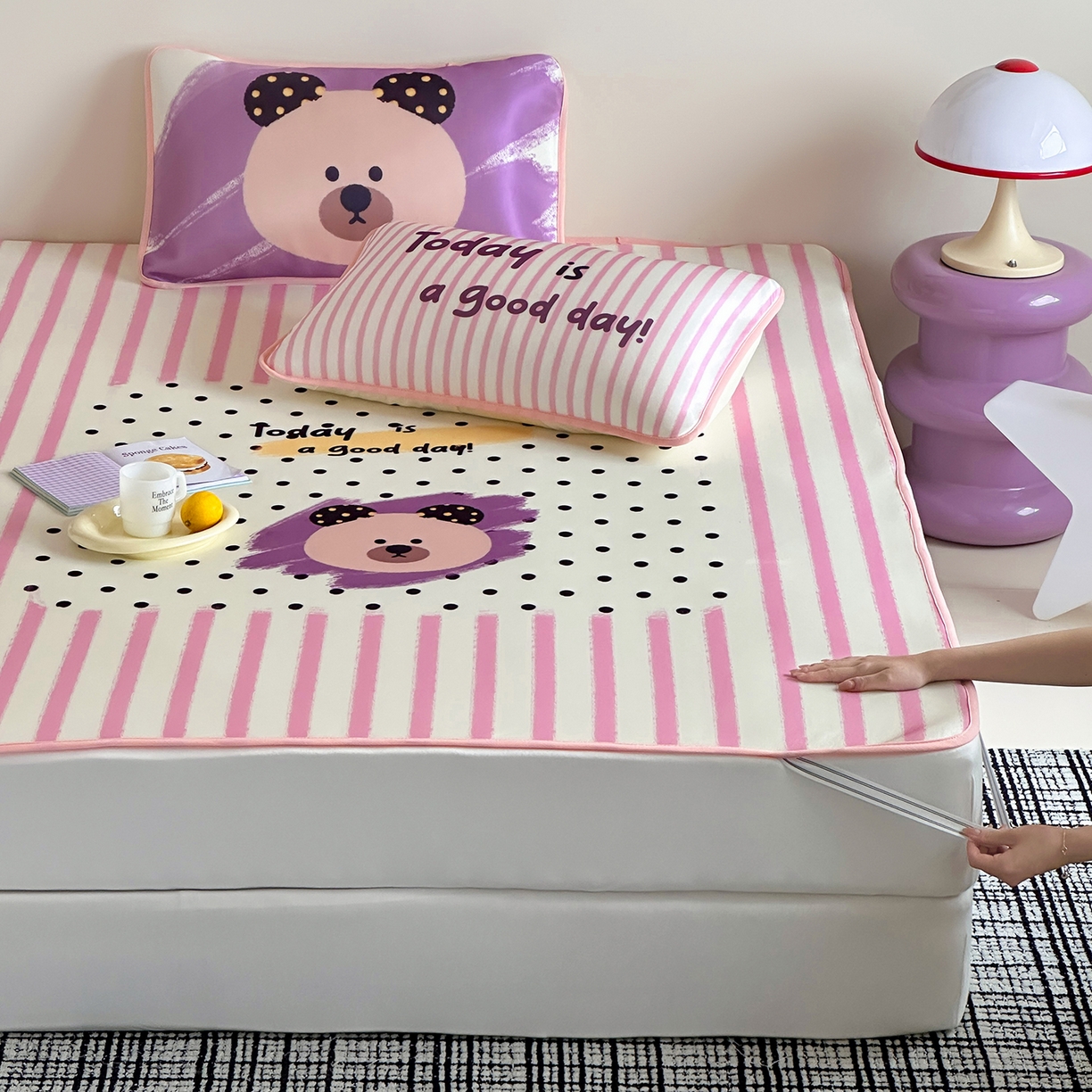 91家纺网 家纺一手货源 找家纺 桃子家居 2026新款A类ins博主卡通数码印花高级品质撞色中分子1200D冰感丝凉感席冰丝三件套平铺床笠系列 冰感席混搭-元气小熊