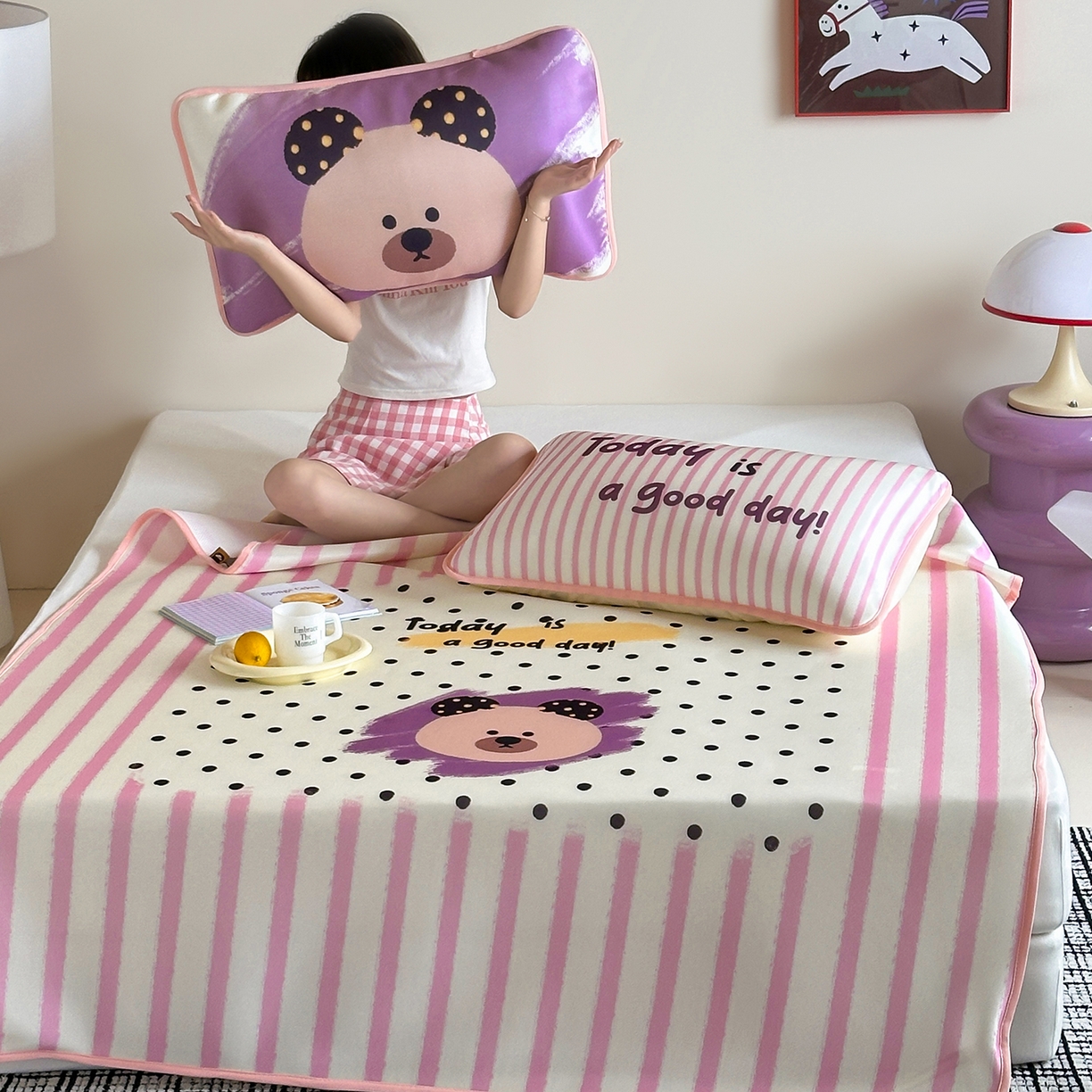 91家纺网 家纺一手货源 找家纺 桃子家居 2026新款A类ins博主卡通数码印花高级品质撞色中分子1200D冰感丝凉感席冰丝三件套平铺床笠系列 冰感席混搭-元气小熊