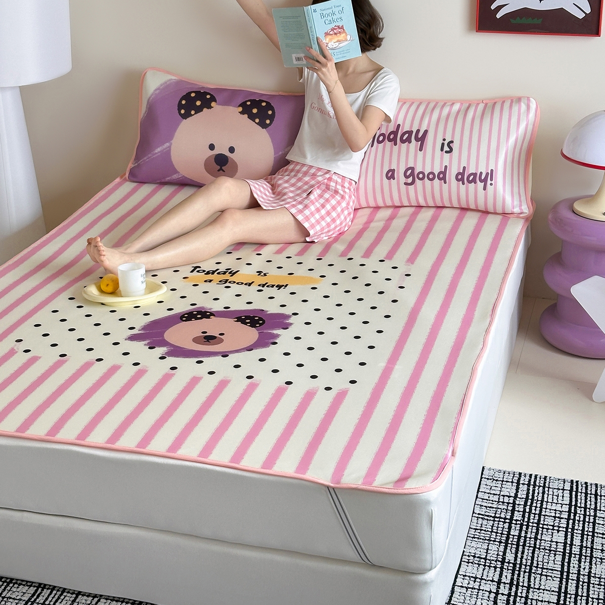 91家纺网 家纺一手货源 找家纺 桃子家居 2026新款A类ins博主卡通数码印花高级品质撞色中分子1200D冰感丝凉感席冰丝三件套平铺床笠系列 冰感席混搭-元气小熊