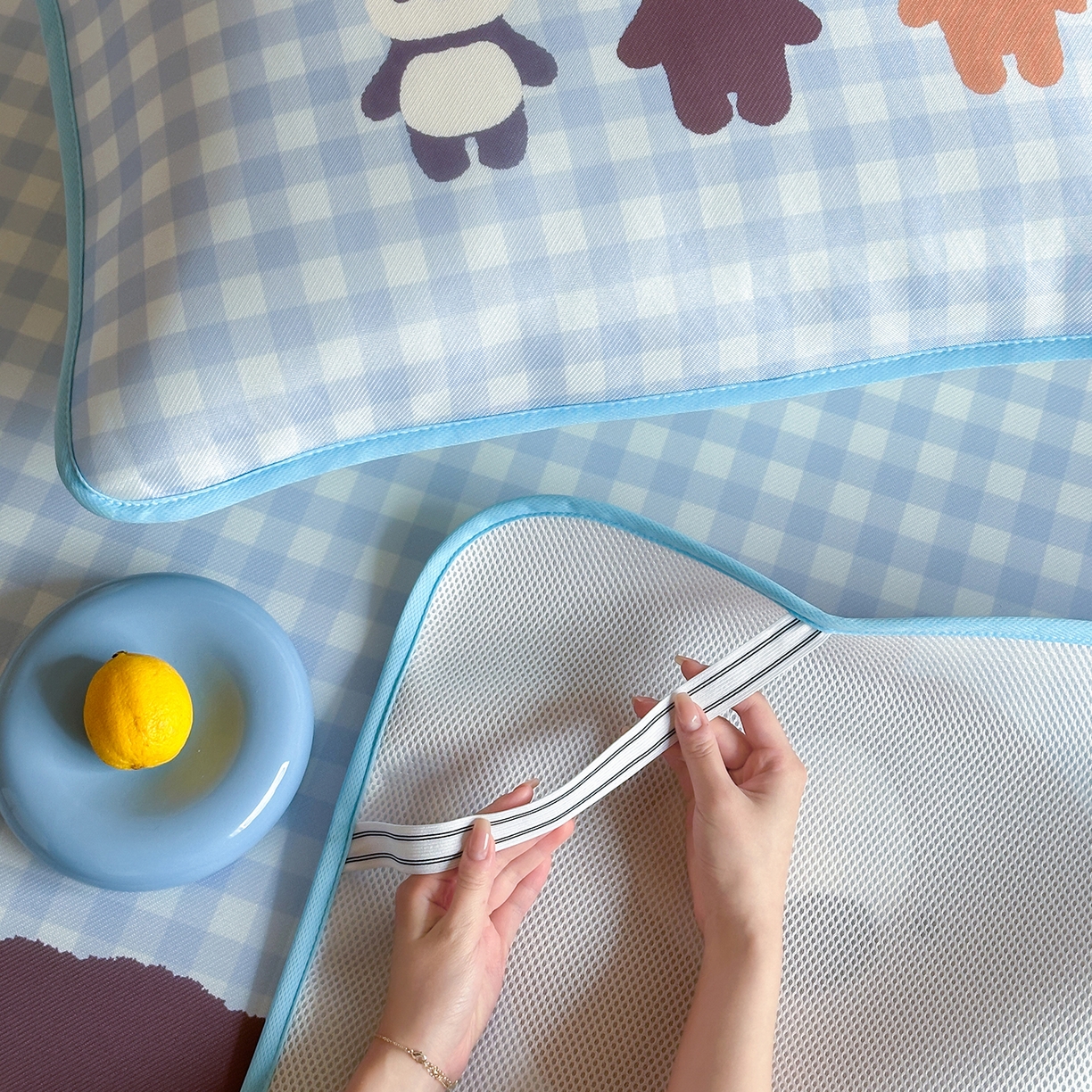 91家纺网 家纺一手货源 找家纺 桃子家居 2026新款A类ins博主卡通数码印花高级品质撞色中分子1200D冰感丝凉感席冰丝三件套平铺床笠系列 冰感席混搭-夏日派对