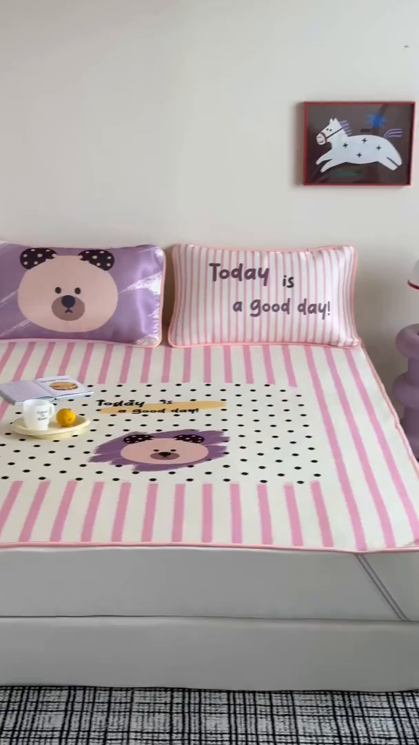 91家纺网 家纺一手货源 找家纺 桃子家居 2026新款A类ins博主卡通数码印花高级品质撞色中分子1200D冰感丝凉感席冰丝三件套平铺床笠系列 冰感席混搭-元气小熊