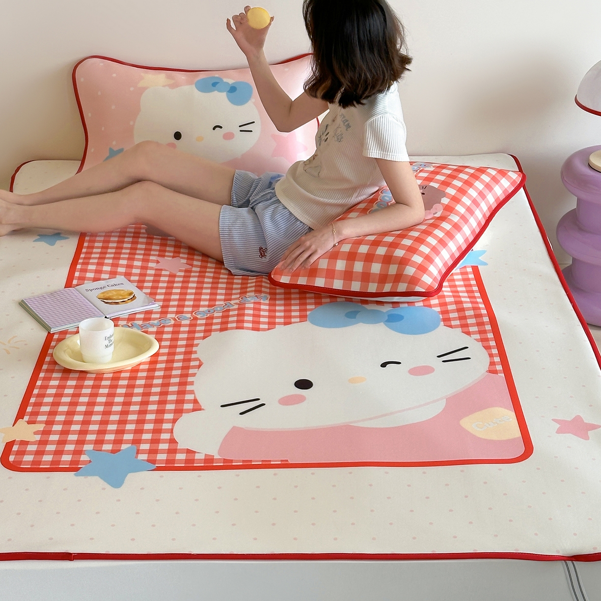 91家纺网 家纺一手货源 找家纺 桃子家居 2026新款A类ins博主卡通数码印花高级品质撞色中分子1200D冰感丝凉感席冰丝三件套平铺床笠系列 冰感席混搭-红格甜美猫