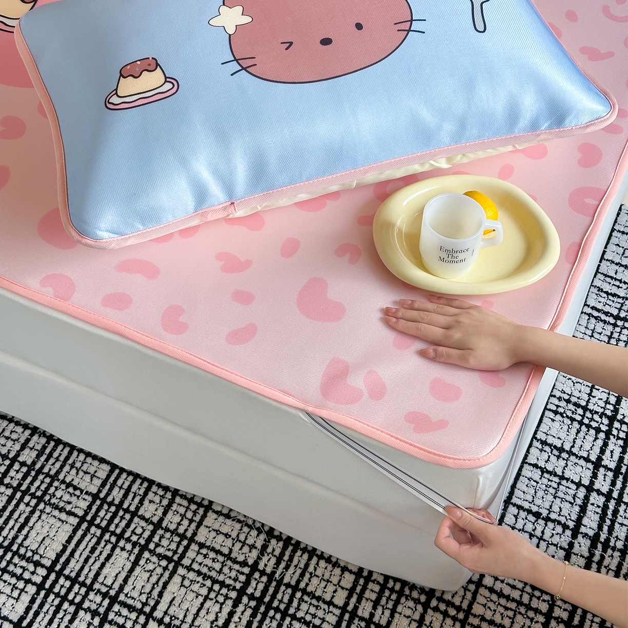 91家纺网 家纺一手货源 找家纺 桃子家居 2026新款A类ins博主卡通数码印花高级品质撞色中分子1200D冰感丝凉感席冰丝三件套平铺床笠系列 冰感席混搭-粉豹夏日猫