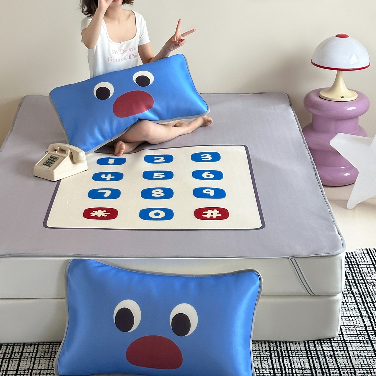 91家纺网 家纺一手货源 找家纺 桃子家居 2026新款A类ins博主卡通数码印花高级品质撞色中分子1200D冰感丝凉感席冰丝三件套平铺床笠系列 冰感席混搭-趣味电话