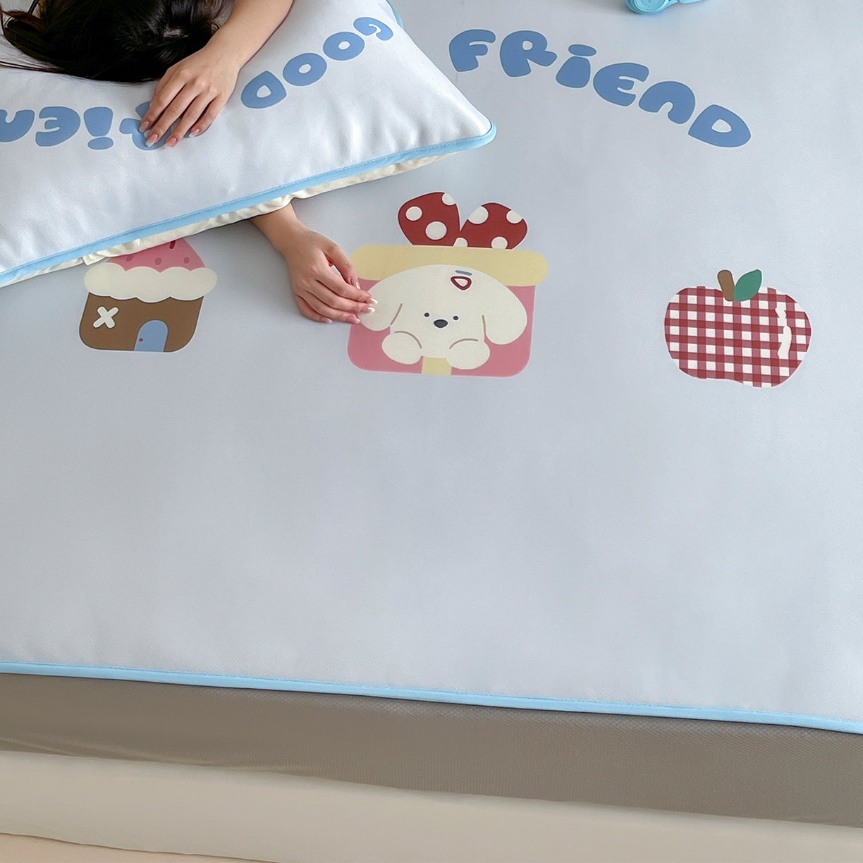 91家纺网 家纺一手货源 找家纺 桃子家居 2026新款A类ins博主卡通数码印花高级品质撞色中分子1200D冰感丝凉感席冰丝三件套平铺床笠系列 冰感席混搭-奶油苹果