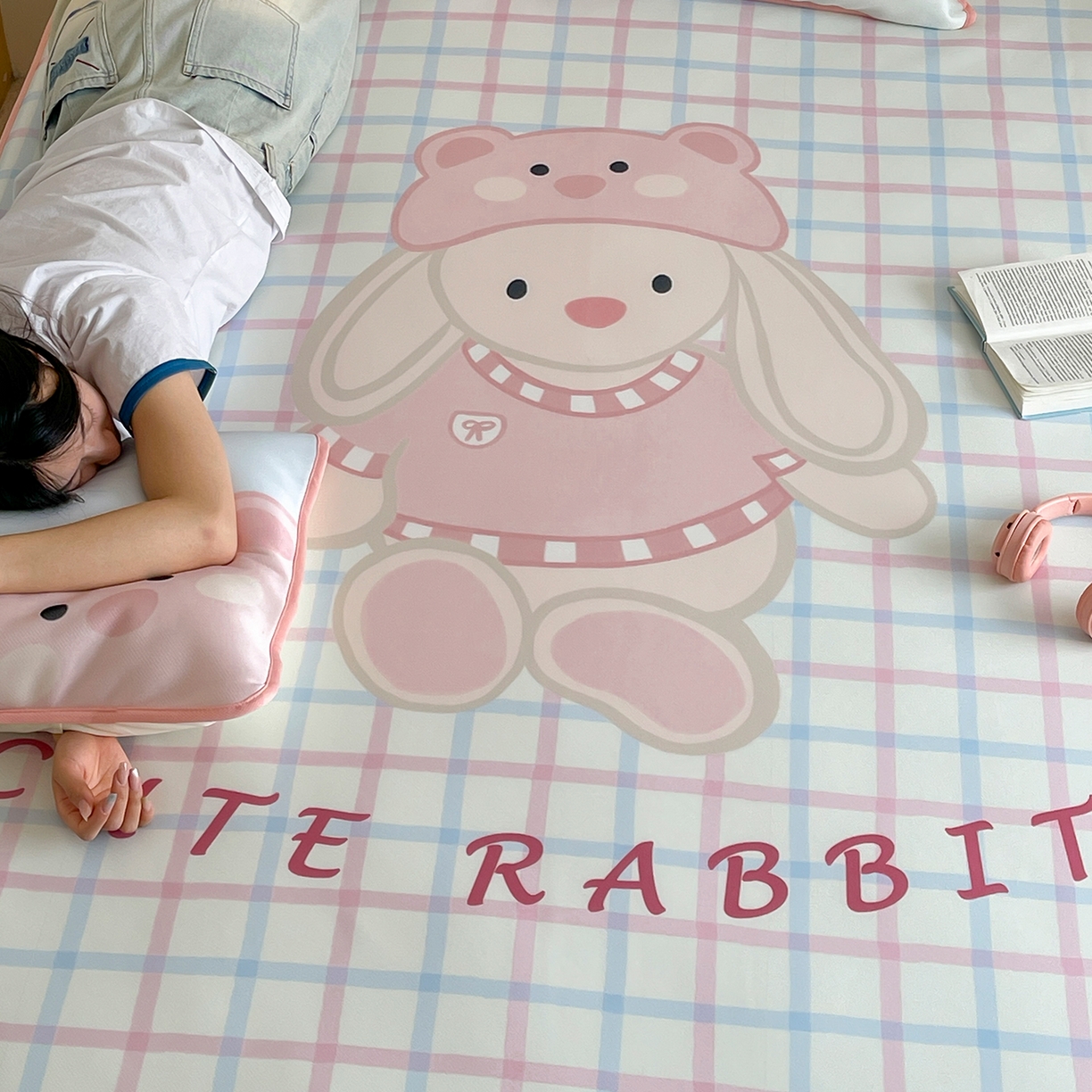 91家纺网 家纺一手货源 找家纺 桃子家居 2026新款A类ins博主卡通数码印花高级品质撞色中分子1200D冰感丝凉感席冰丝三件套平铺床笠系列 冰感席混搭-可爱邦尼兔