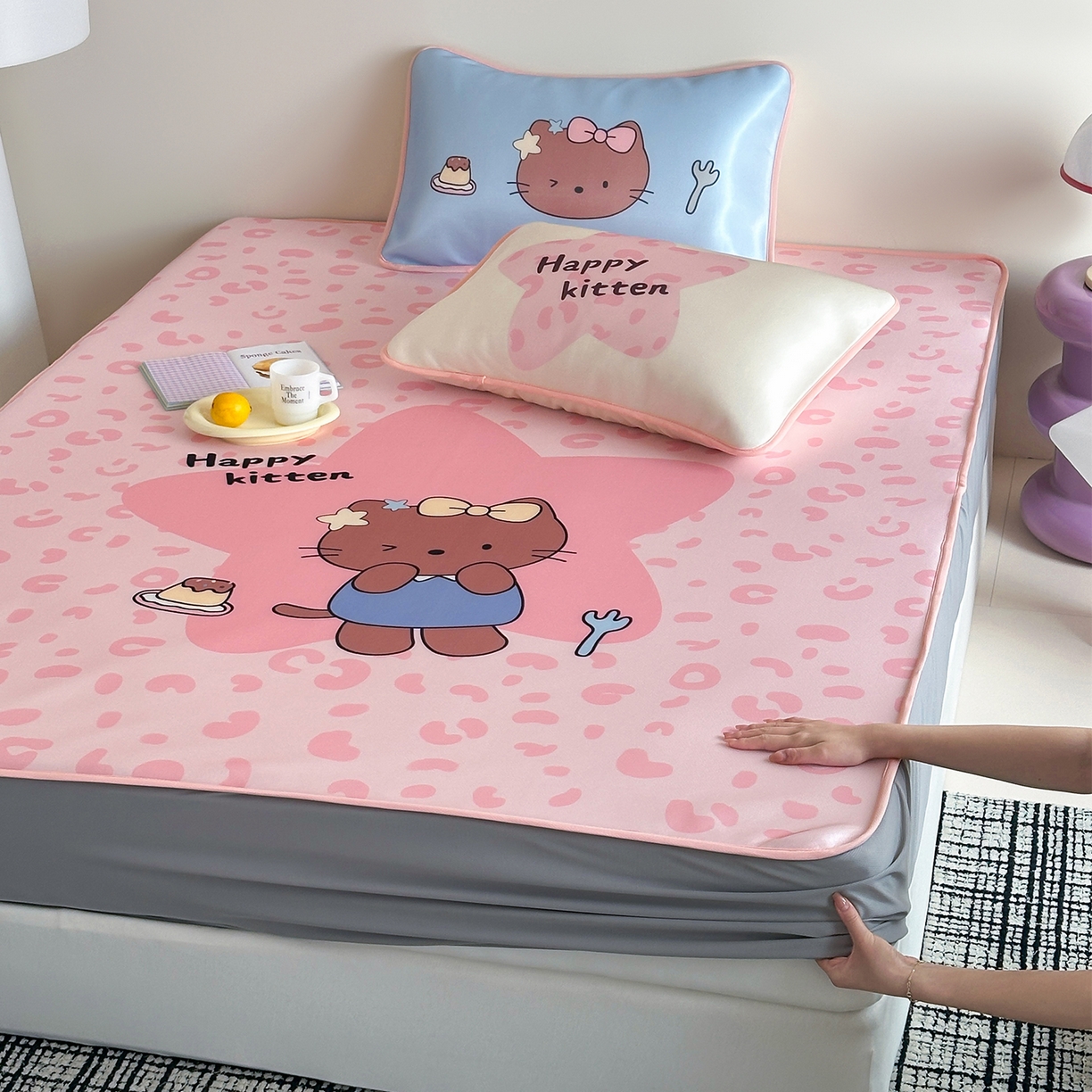 91家纺网 家纺一手货源 找家纺 桃子家居 2026新款A类ins博主卡通数码印花高级品质撞色中分子1200D冰感丝凉感席冰丝三件套平铺床笠系列 冰感席混搭-粉豹夏日猫