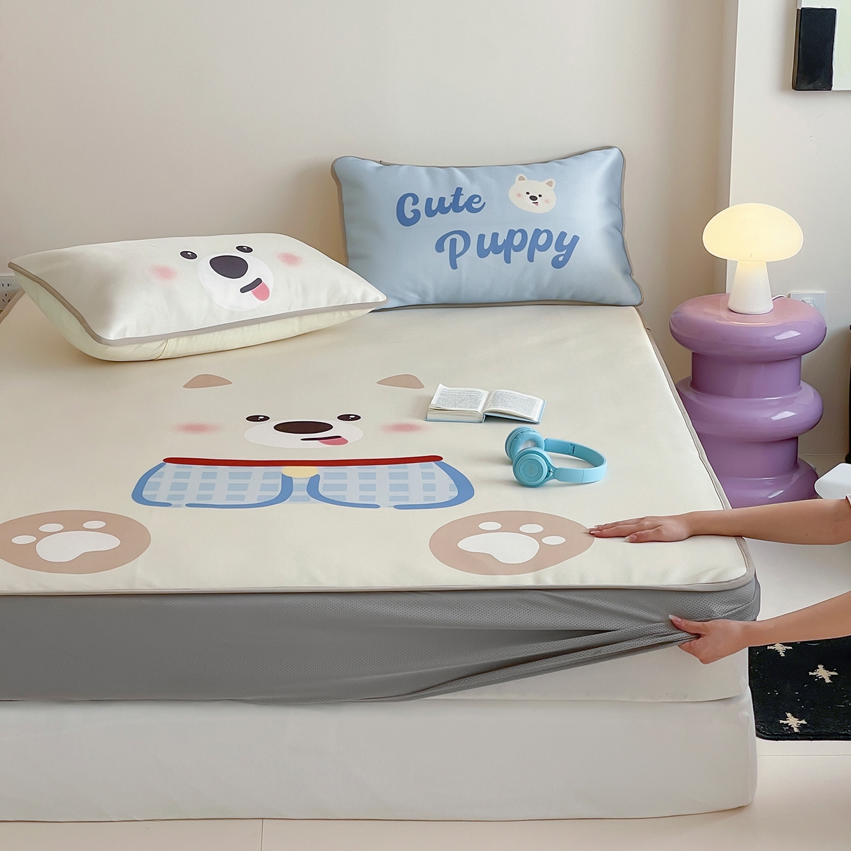 91家纺网 家纺一手货源 找家纺 桃子家居 2026新款A类ins博主卡通数码印花高级品质撞色中分子1200D冰感丝凉感席冰丝三件套平铺床笠系列 冰感席混搭-西高地