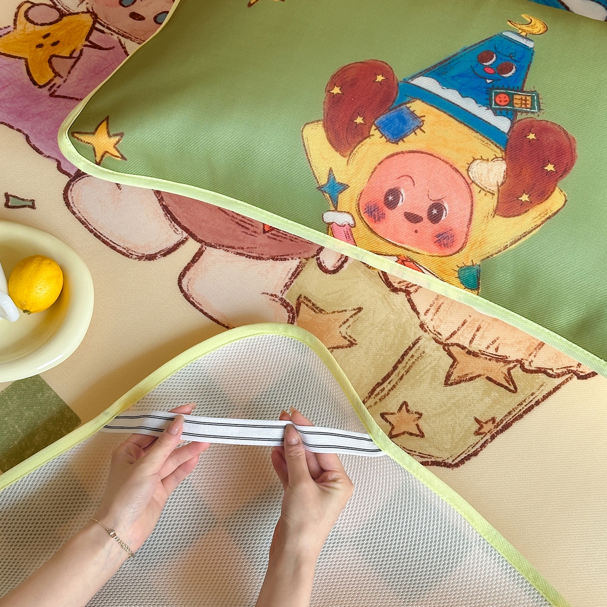 91家纺网 家纺一手货源 找家纺 桃子家居 2026新款A类ins博主卡通数码印花高级品质撞色中分子1200D冰感丝凉感席冰丝三件套平铺床笠系列 冰感席混搭-魔法世界