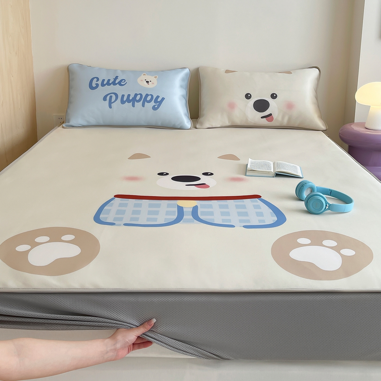 91家纺网 家纺一手货源 找家纺 桃子家居 2026新款A类ins博主卡通数码印花高级品质撞色中分子1200D冰感丝凉感席冰丝三件套平铺床笠系列 冰感席混搭-西高地