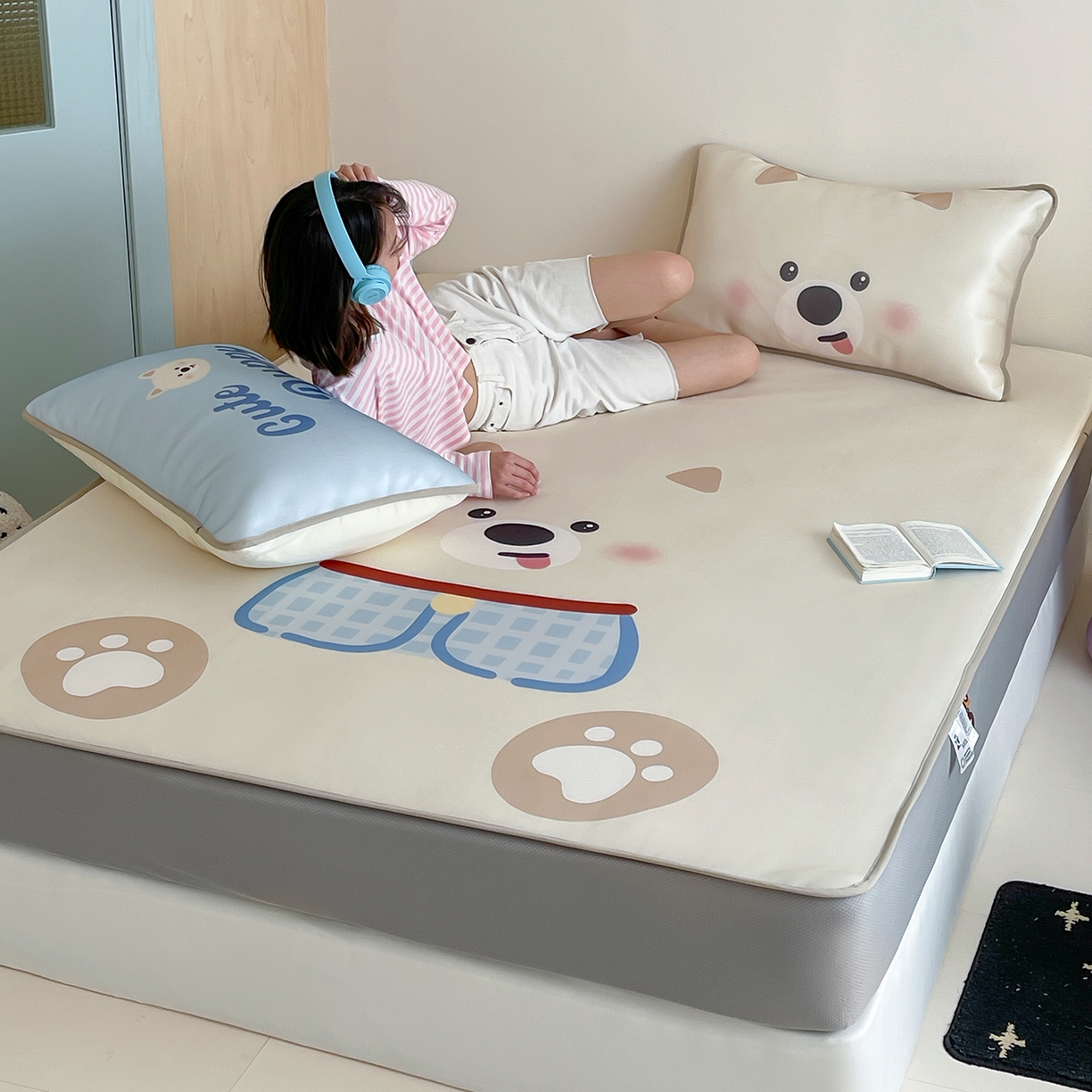 91家纺网 家纺一手货源 找家纺 桃子家居 2026新款A类ins博主卡通数码印花高级品质撞色中分子1200D冰感丝凉感席冰丝三件套平铺床笠系列 冰感席混搭-西高地