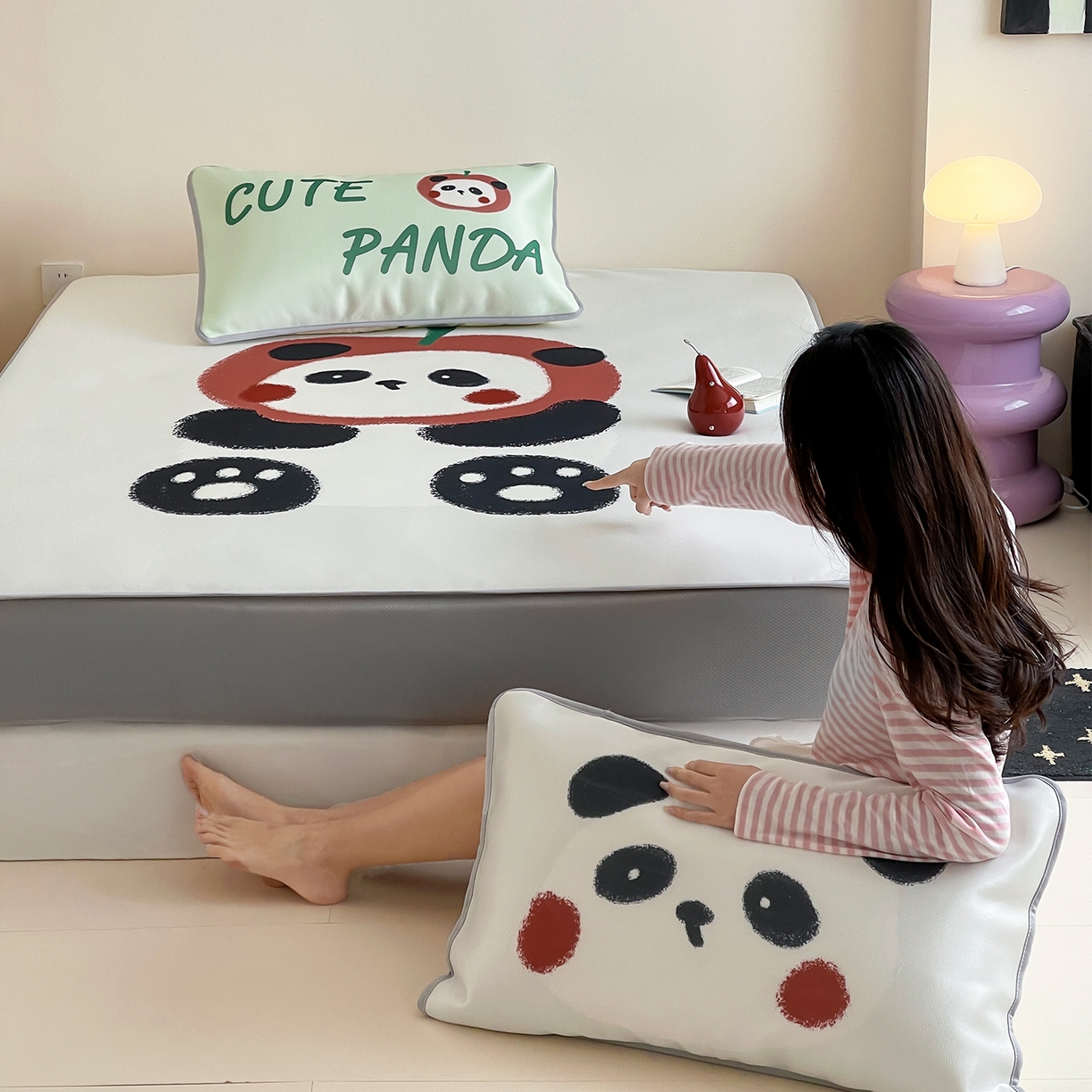 91家纺网 家纺一手货源 找家纺 桃子家居 2026新款A类ins博主卡通数码印花高级品质撞色中分子1200D冰感丝凉感席冰丝三件套平铺床笠系列 冰感席混搭-苹果小熊猫