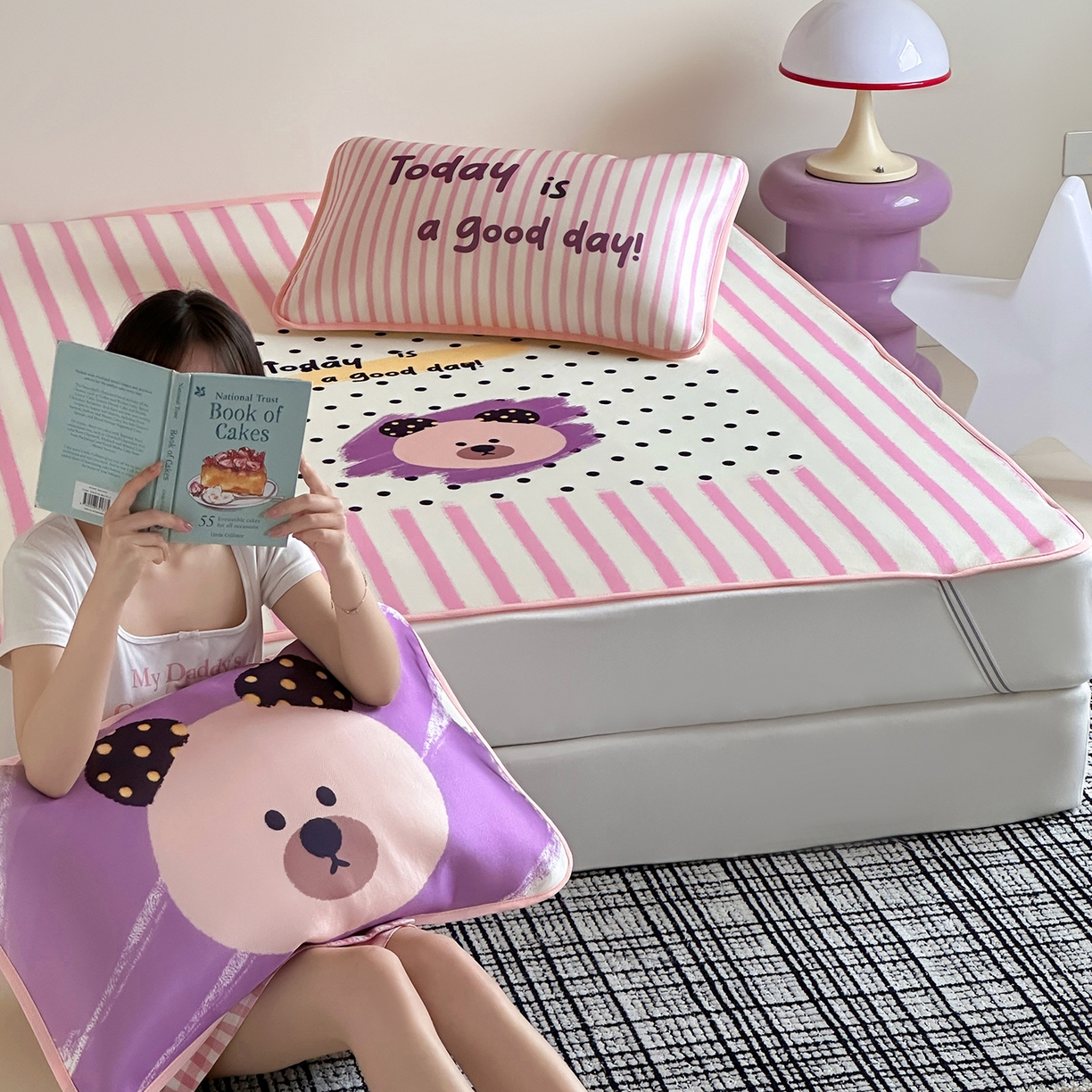 91家纺网 家纺一手货源 找家纺 桃子家居 2026新款A类ins博主卡通数码印花高级品质撞色中分子1200D冰感丝凉感席冰丝三件套平铺床笠系列 冰感席混搭-元气小熊