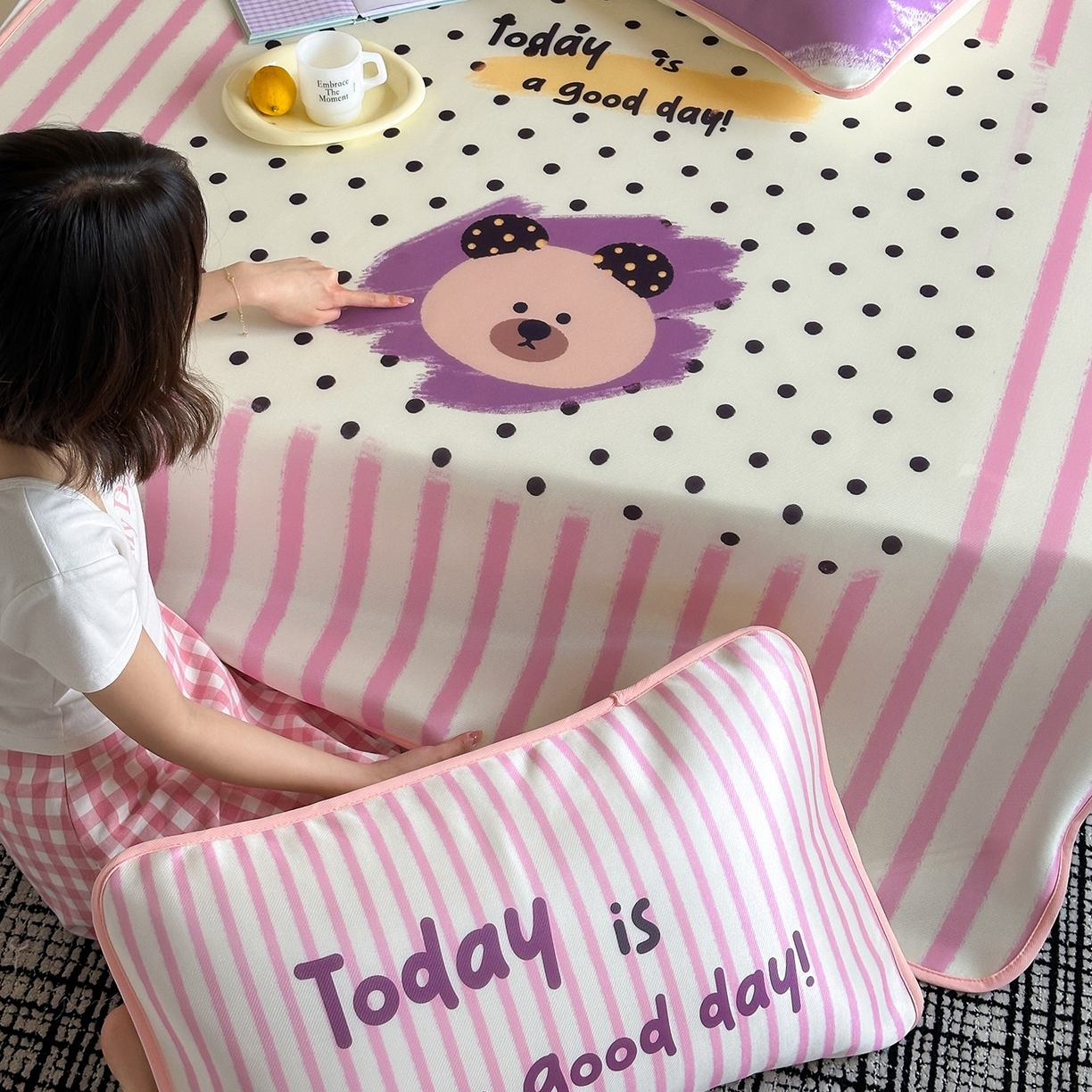 91家纺网 家纺一手货源 找家纺 桃子家居 2026新款A类ins博主卡通数码印花高级品质撞色中分子1200D冰感丝凉感席冰丝三件套平铺床笠系列 冰感席混搭-元气小熊