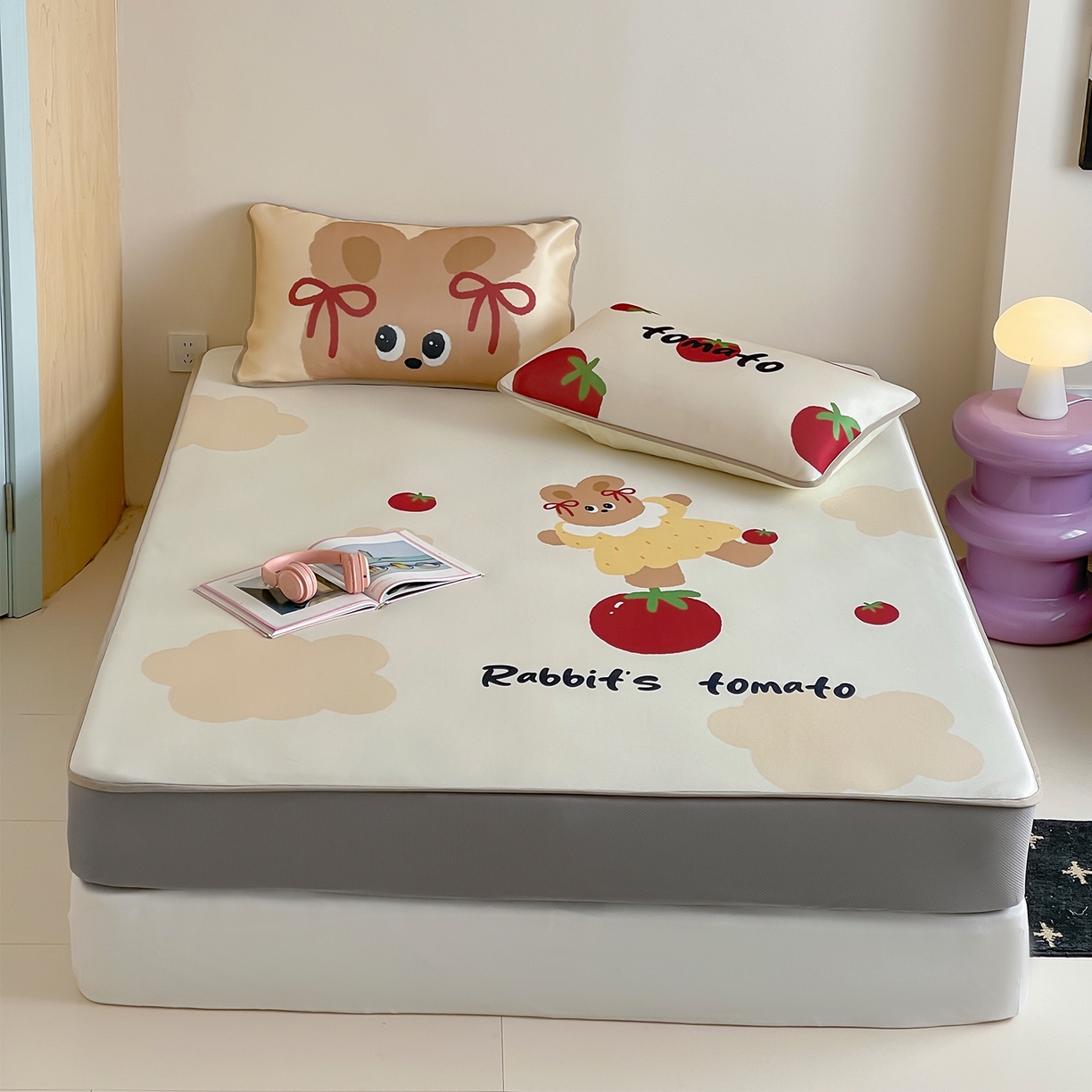 91家纺网 家纺一手货源 找家纺 桃子家居 2026新款A类ins博主卡通数码印花高级品质撞色中分子1200D冰感丝凉感席冰丝三件套平铺床笠系列 冰感席混搭-番茄兔