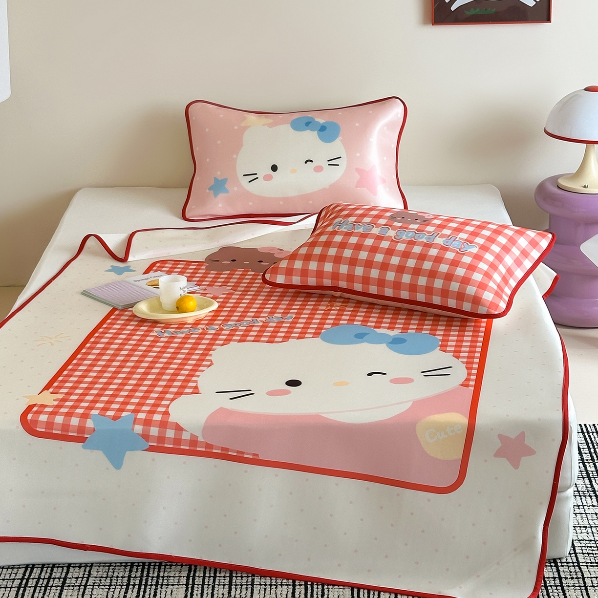 91家纺网 家纺一手货源 找家纺 桃子家居 2026新款A类ins博主卡通数码印花高级品质撞色中分子1200D冰感丝凉感席冰丝三件套平铺床笠系列 冰感席混搭-红格甜美猫