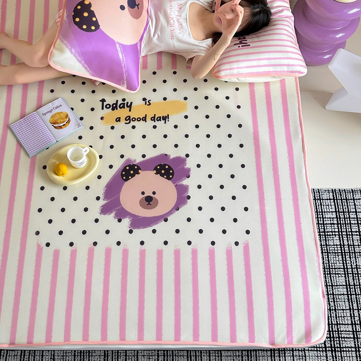 91家纺网 家纺一手货源 找家纺 桃子家居 2026新款A类ins博主卡通数码印花高级品质撞色中分子1200D冰感丝凉感席冰丝三件套平铺床笠系列 冰感席混搭-元气小熊