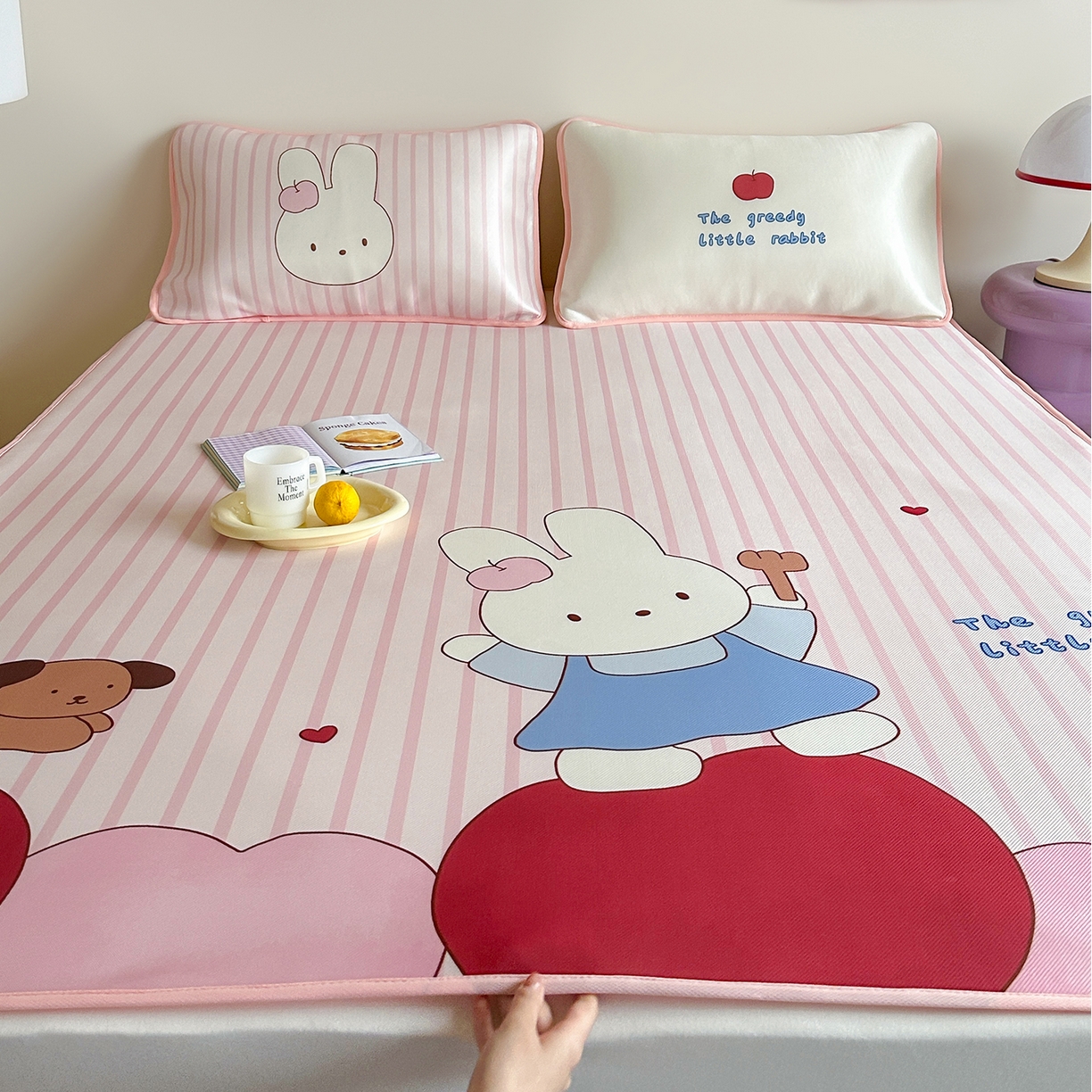 91家纺网 家纺一手货源 找家纺 桃子家居 2026新款A类ins博主卡通数码印花高级品质撞色中分子1200D冰感丝凉感席冰丝三件套平铺床笠系列 冰感席混搭-甜美兔