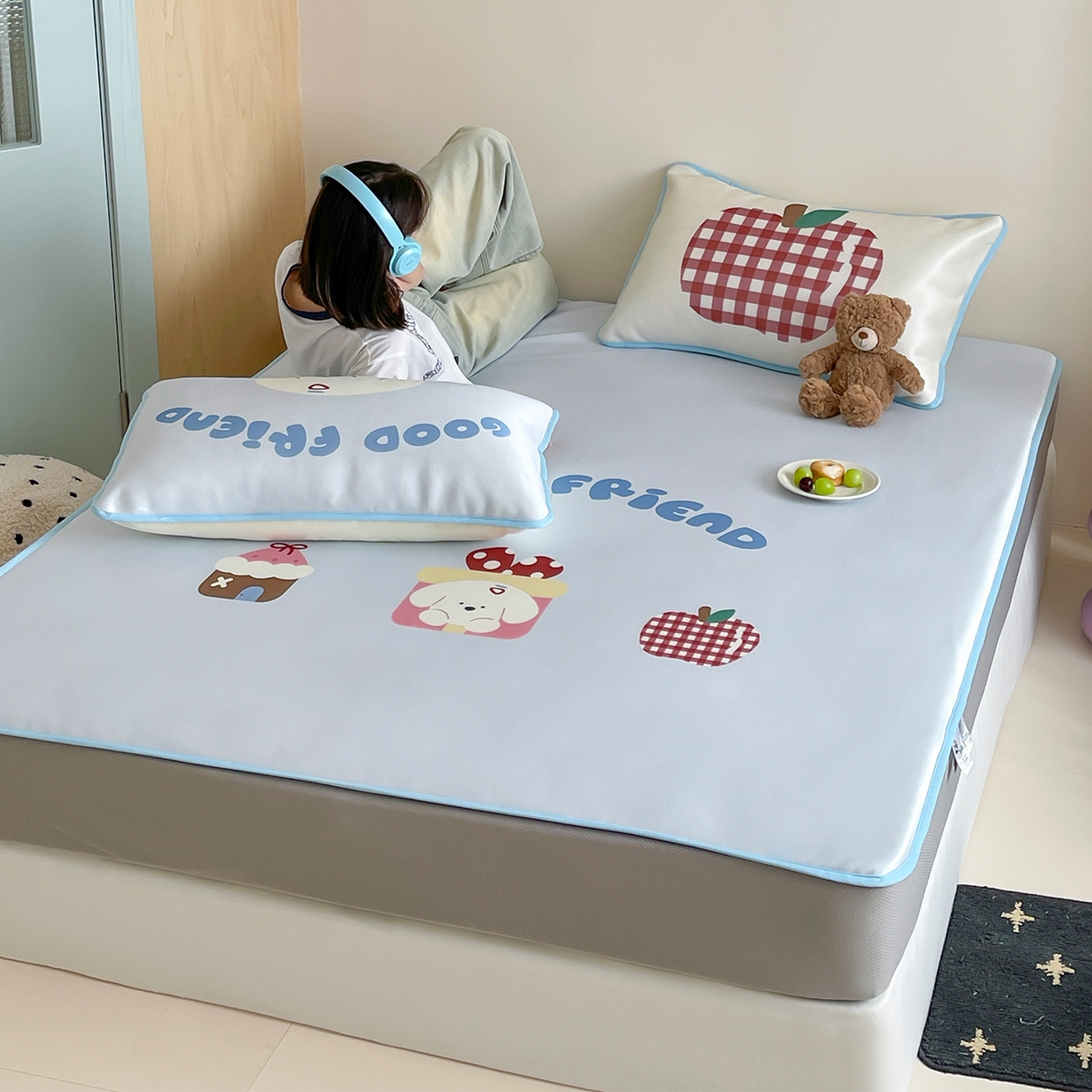 91家纺网 家纺一手货源 找家纺 桃子家居 2026新款A类ins博主卡通数码印花高级品质撞色中分子1200D冰感丝凉感席冰丝三件套平铺床笠系列 冰感席混搭-奶油苹果