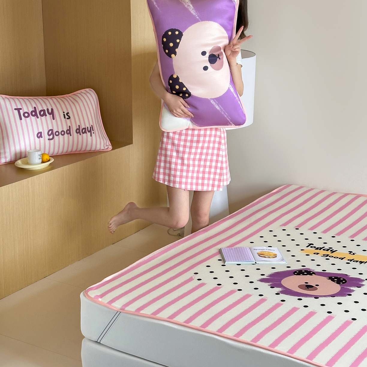 91家纺网 家纺一手货源 找家纺 桃子家居 2026新款A类ins博主卡通数码印花高级品质撞色中分子1200D冰感丝凉感席冰丝三件套平铺床笠系列 冰感席混搭-元气小熊