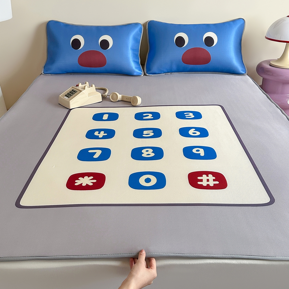 91家纺网 家纺一手货源 找家纺 桃子家居 2026新款A类ins博主卡通数码印花高级品质撞色中分子1200D冰感丝凉感席冰丝三件套平铺床笠系列 冰感席混搭-趣味电话