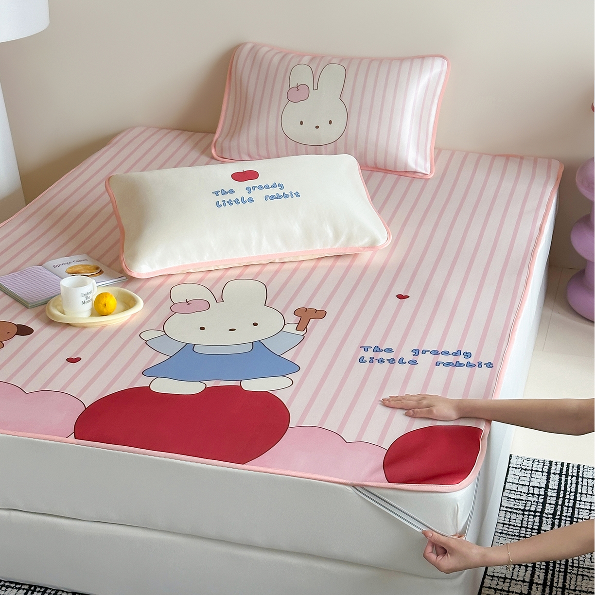 91家纺网 家纺一手货源 找家纺 桃子家居 2026新款A类ins博主卡通数码印花高级品质撞色中分子1200D冰感丝凉感席冰丝三件套平铺床笠系列 冰感席混搭-甜美兔