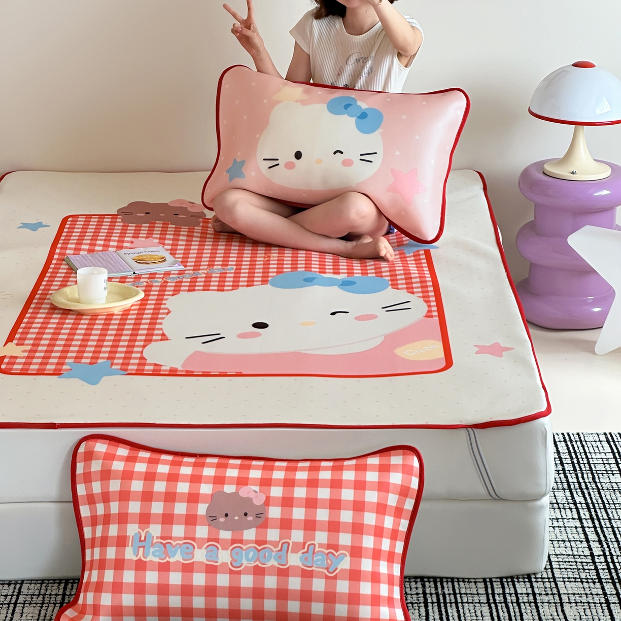 91家纺网 家纺一手货源 找家纺 桃子家居 2026新款A类ins博主卡通数码印花高级品质撞色中分子1200D冰感丝凉感席冰丝三件套平铺床笠系列 冰感席混搭-红格甜美猫