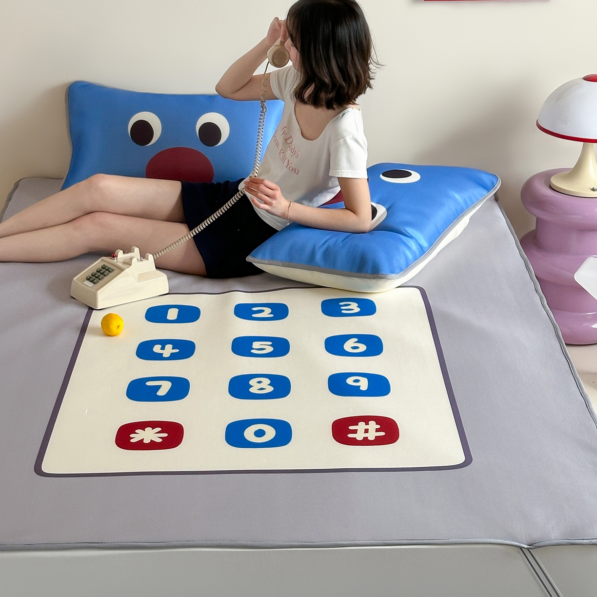 91家纺网 家纺一手货源 找家纺 桃子家居 2026新款A类ins博主卡通数码印花高级品质撞色中分子1200D冰感丝凉感席冰丝三件套平铺床笠系列 冰感席混搭-趣味电话