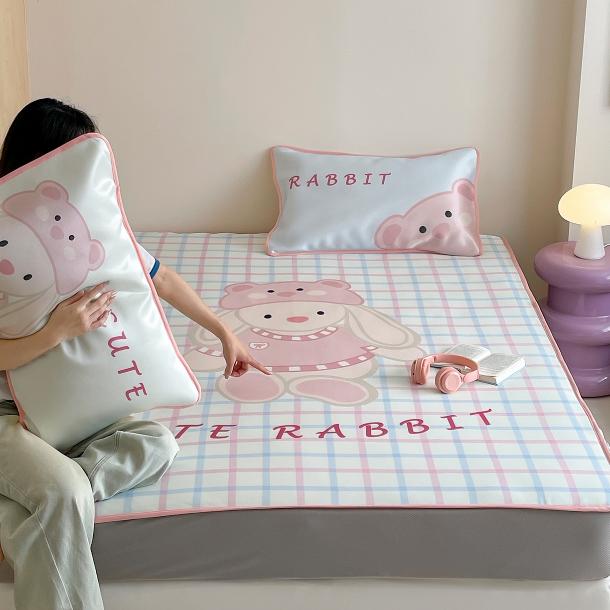 91家纺网 家纺一手货源 找家纺 桃子家居 2026新款A类ins博主卡通数码印花高级品质撞色中分子1200D冰感丝凉感席冰丝三件套平铺床笠系列 冰感席混搭-可爱邦尼兔