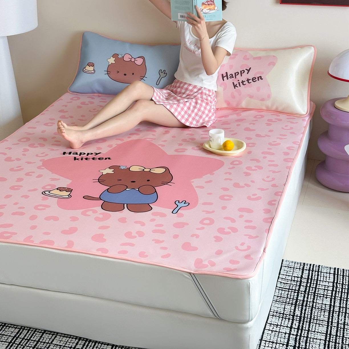 91家纺网 家纺一手货源 找家纺 桃子家居 2026新款A类ins博主卡通数码印花高级品质撞色中分子1200D冰感丝凉感席冰丝三件套平铺床笠系列 冰感席混搭-粉豹夏日猫