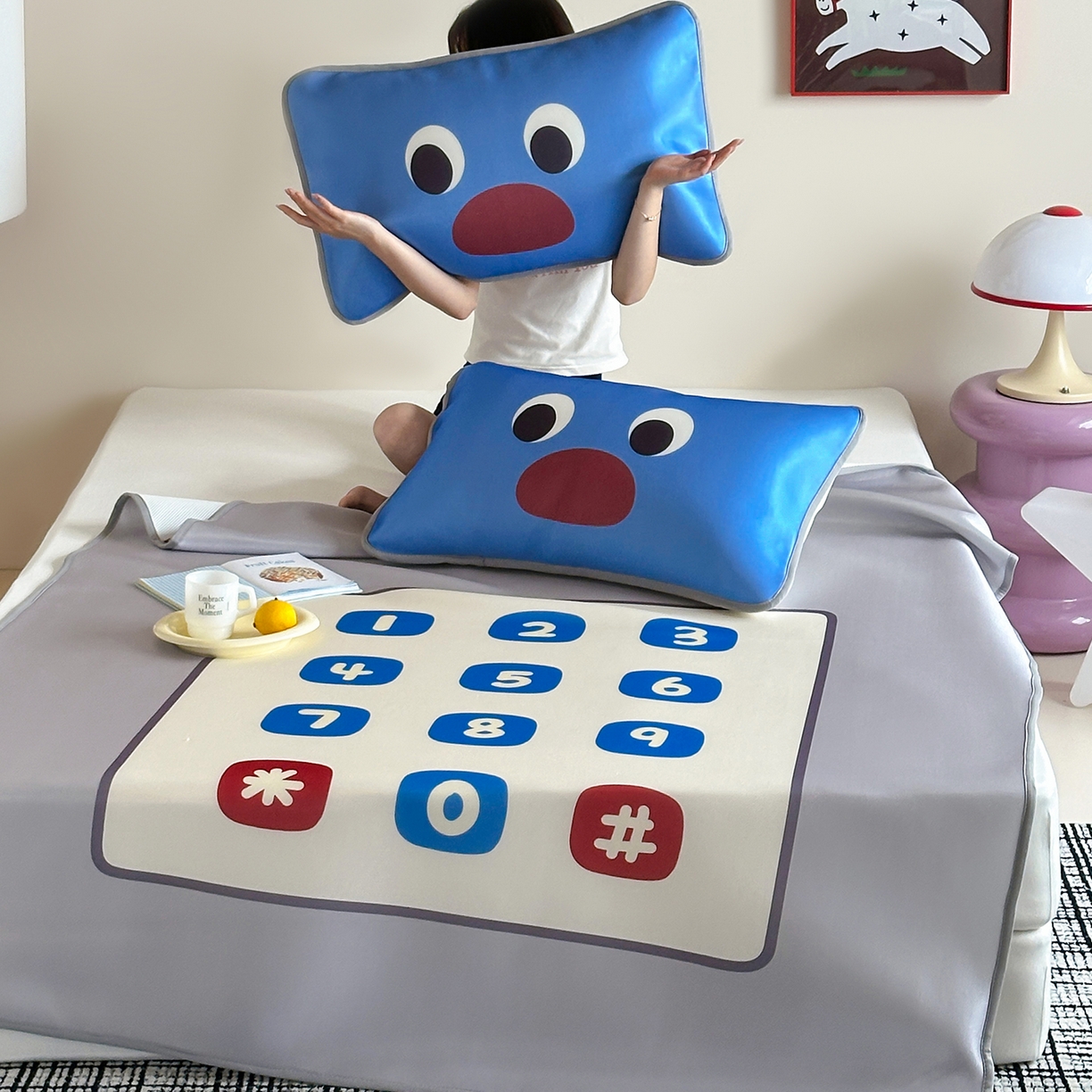 91家纺网 家纺一手货源 找家纺 桃子家居 2026新款A类ins博主卡通数码印花高级品质撞色中分子1200D冰感丝凉感席冰丝三件套平铺床笠系列 冰感席混搭-趣味电话