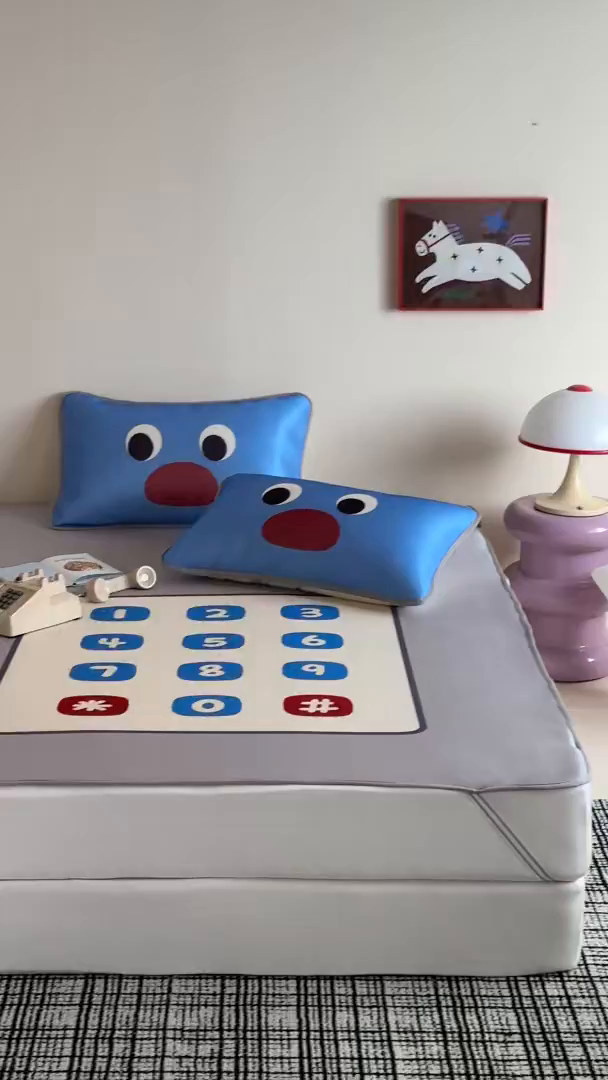 91家纺网 家纺一手货源 找家纺 桃子家居 2026新款A类ins博主卡通数码印花高级品质撞色中分子1200D冰感丝凉感席冰丝三件套平铺床笠系列 冰感席混搭-趣味电话