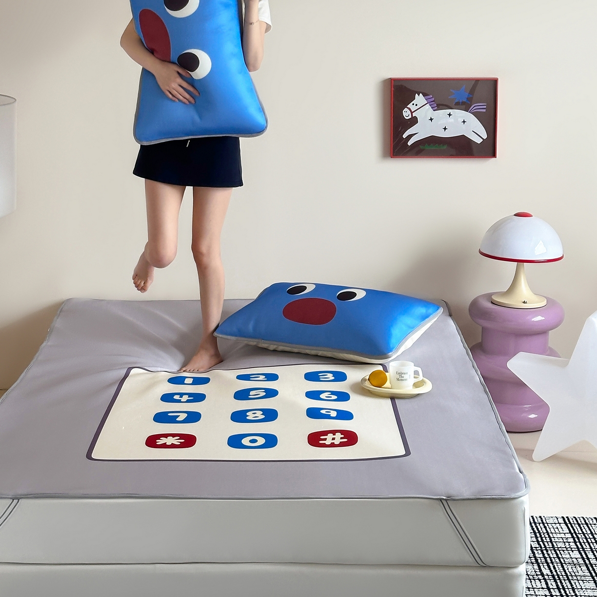 91家纺网 家纺一手货源 找家纺 桃子家居 2026新款A类ins博主卡通数码印花高级品质撞色中分子1200D冰感丝凉感席冰丝三件套平铺床笠系列 冰感席混搭-趣味电话