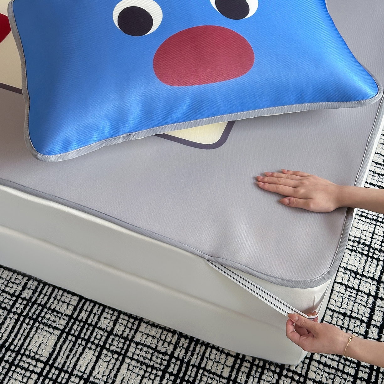 91家纺网 家纺一手货源 找家纺 桃子家居 2026新款A类ins博主卡通数码印花高级品质撞色中分子1200D冰感丝凉感席冰丝三件套平铺床笠系列 冰感席混搭-趣味电话