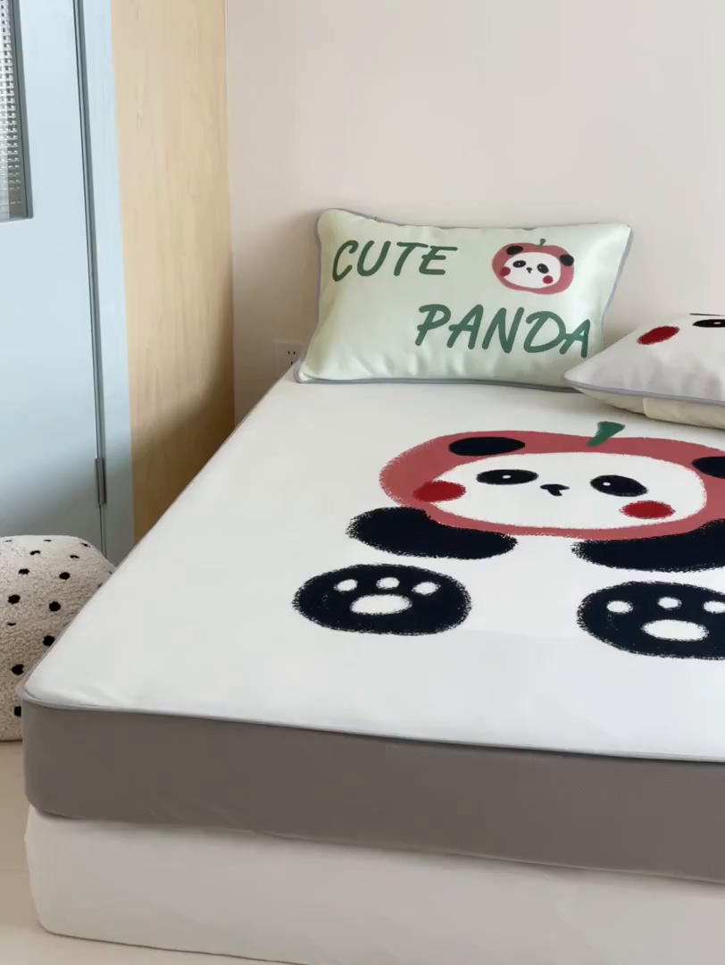 91家纺网 家纺一手货源 找家纺 桃子家居 2026新款A类ins博主卡通数码印花高级品质撞色中分子1200D冰感丝凉感席冰丝三件套平铺床笠系列 冰感席混搭-苹果小熊猫