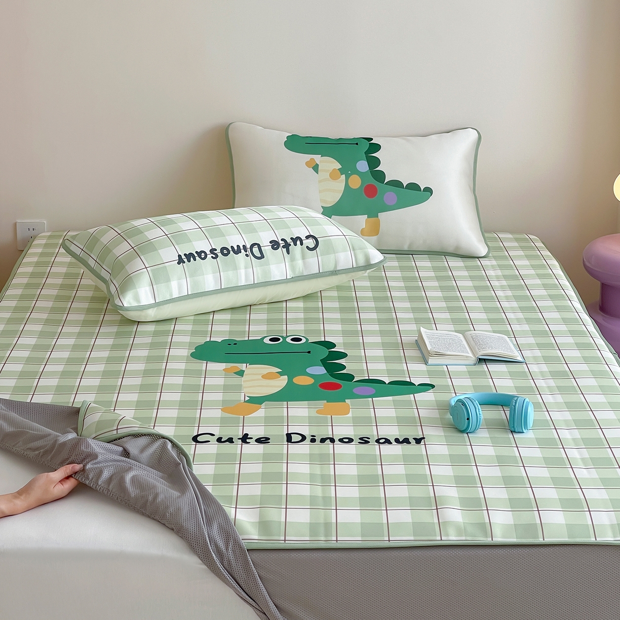 91家纺网 家纺一手货源 找家纺 桃子家居 2026新款A类ins博主卡通数码印花高级品质撞色中分子1200D冰感丝凉感席冰丝三件套平铺床笠系列 冰感席混搭-可爱恐龙