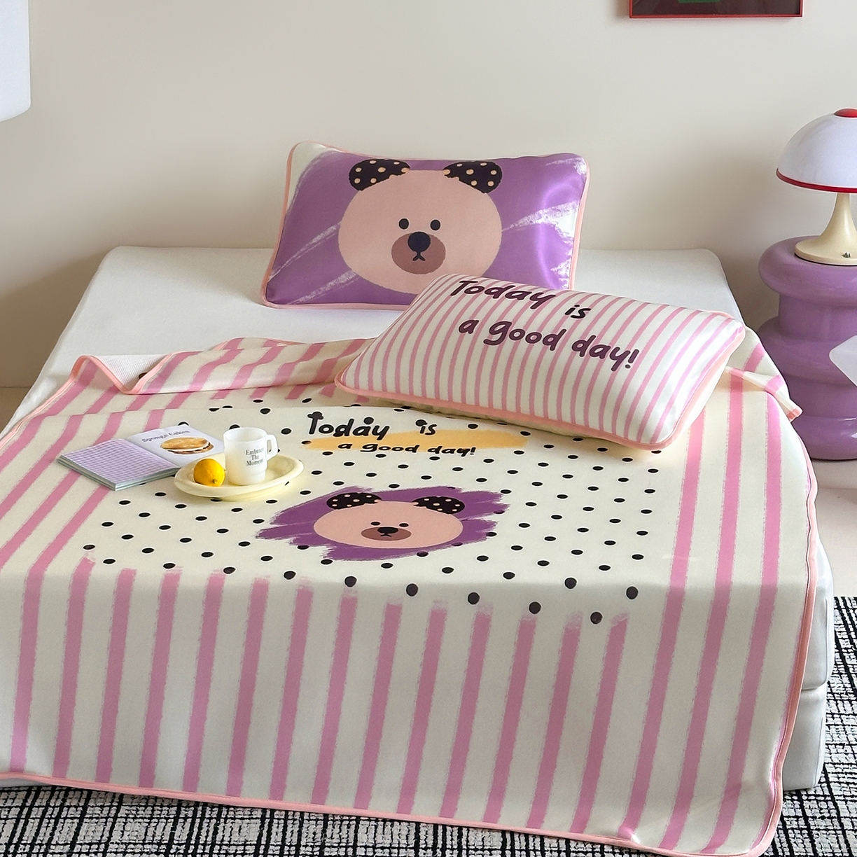 91家纺网 家纺一手货源 找家纺 桃子家居 2026新款A类ins博主卡通数码印花高级品质撞色中分子1200D冰感丝凉感席冰丝三件套平铺床笠系列 冰感席混搭-元气小熊