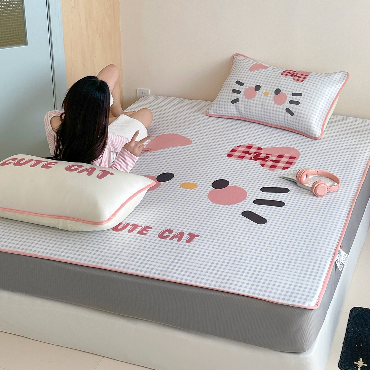 91家纺网 家纺一手货源 找家纺 桃子家居 2026新款A类ins博主卡通数码印花高级品质撞色中分子1200D冰感丝凉感席冰丝三件套平铺床笠系列 冰感席混搭-可爱猫咪