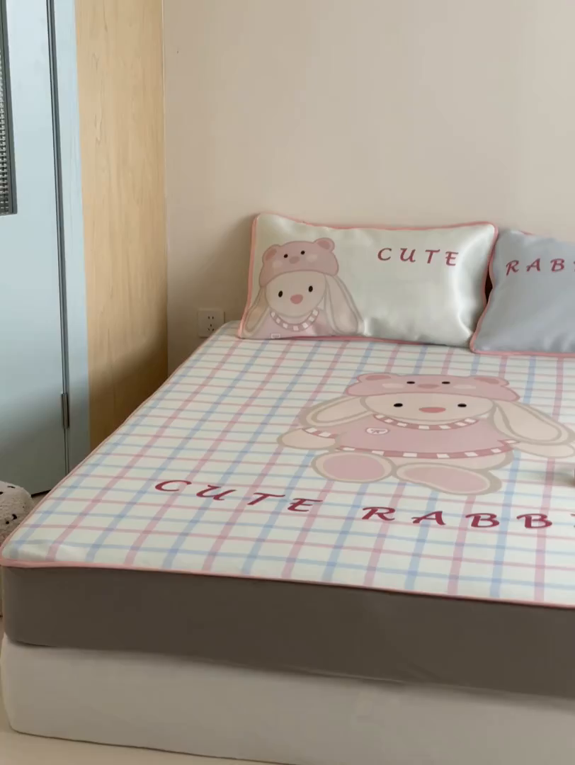 91家纺网 家纺一手货源 找家纺 桃子家居 2026新款A类ins博主卡通数码印花高级品质撞色中分子1200D冰感丝凉感席冰丝三件套平铺床笠系列 冰感席混搭-可爱邦尼兔