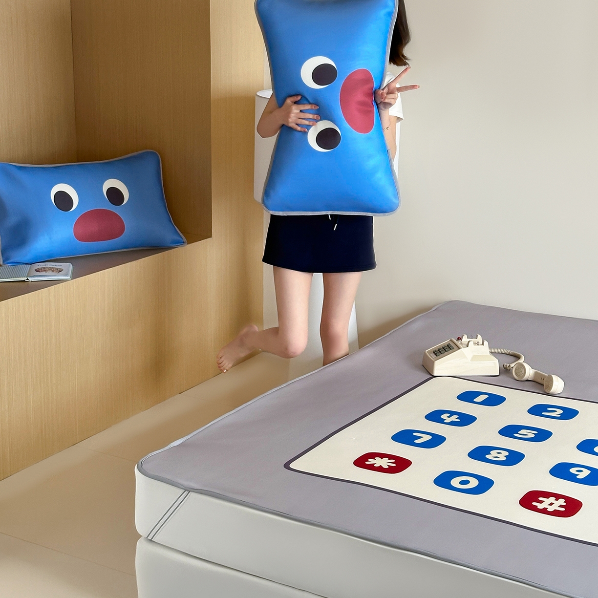 91家纺网 家纺一手货源 找家纺 桃子家居 2026新款A类ins博主卡通数码印花高级品质撞色中分子1200D冰感丝凉感席冰丝三件套平铺床笠系列 冰感席混搭-趣味电话