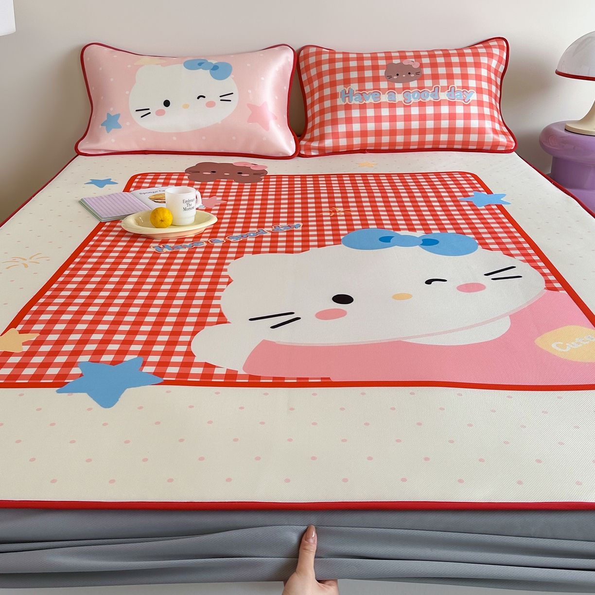 91家纺网 家纺一手货源 找家纺 桃子家居 2026新款A类ins博主卡通数码印花高级品质撞色中分子1200D冰感丝凉感席冰丝三件套平铺床笠系列 冰感席混搭-红格甜美猫