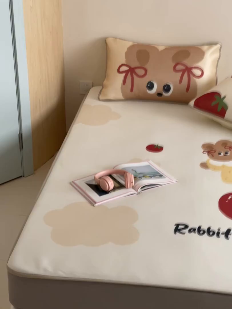 91家纺网 家纺一手货源 找家纺 桃子家居 2026新款A类ins博主卡通数码印花高级品质撞色中分子1200D冰感丝凉感席冰丝三件套平铺床笠系列 冰感席混搭-番茄兔