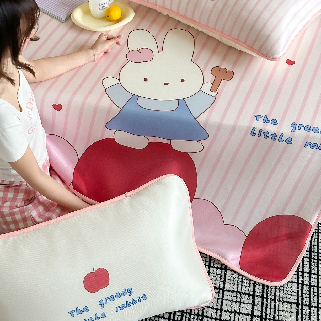 91家纺网 家纺一手货源 找家纺 桃子家居 2026新款A类ins博主卡通数码印花高级品质撞色中分子1200D冰感丝凉感席冰丝三件套平铺床笠系列 冰感席混搭-甜美兔